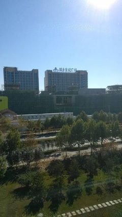 現(xiàn)征集購物中心八字標(biāo)語… 北京城鄉(xiāng)世紀(jì)廣場,北京城鄉(xiāng)貿(mào)易中心股份子公司.